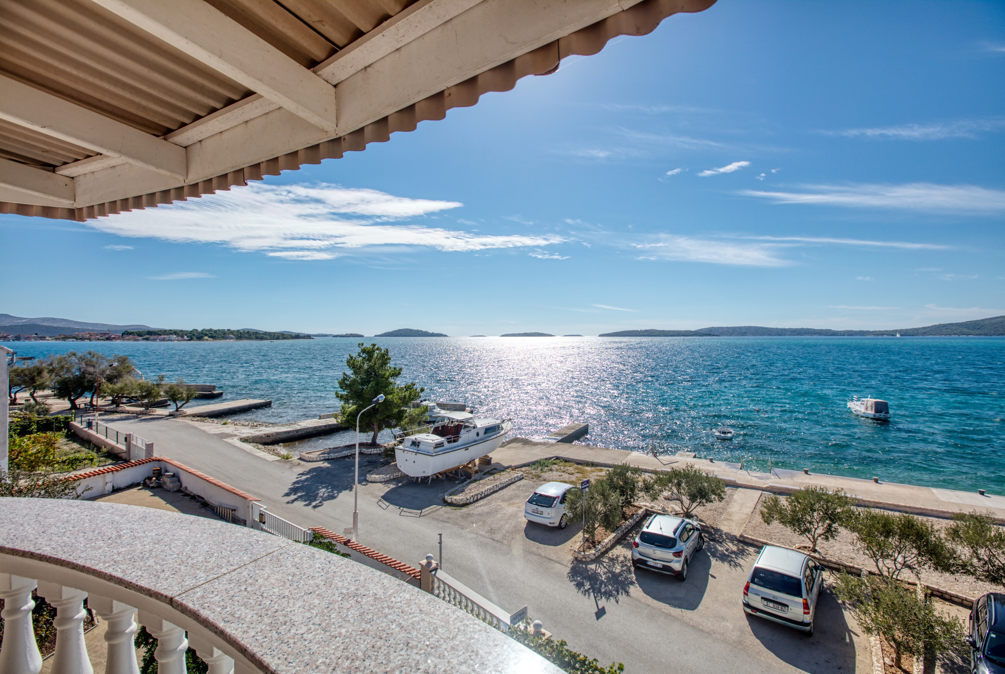 One bedroom apartment near beach Brodarica, Šibenik  A-d