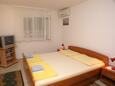 Спальня Vodice, Спальня в размещении типа studio-apartment, доступный кондиционер, Домашние животные допускаются и WiFi.