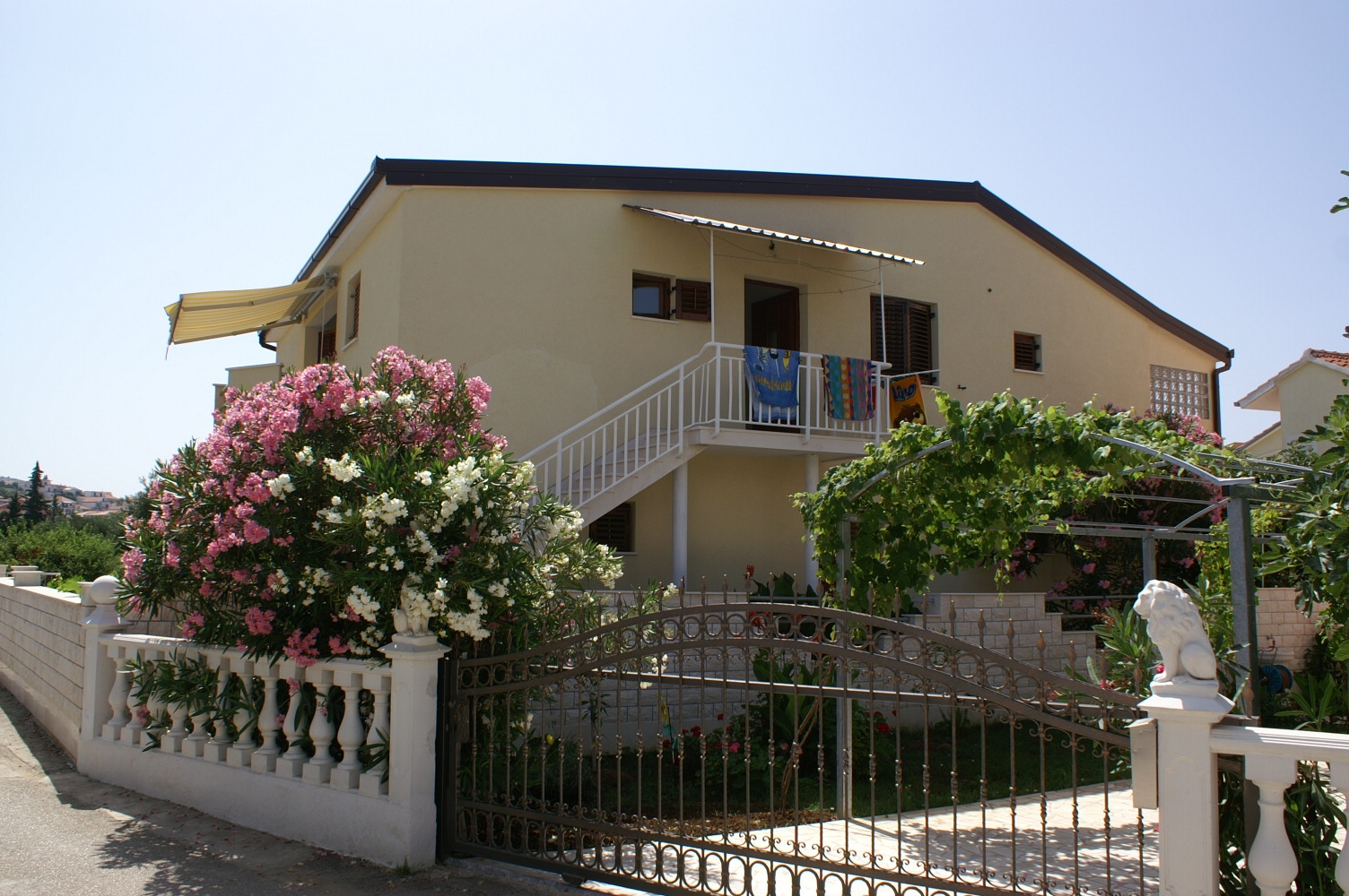 Dvosobni apartman s terasom Rogoznica  A-b