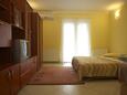 Brodarica, Bedroom 1 in the apartment, air condition available, (pet friendly) and WiFi.