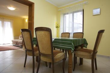 Brodarica, Dining room in the apartment, (pet friendly) and WiFi.