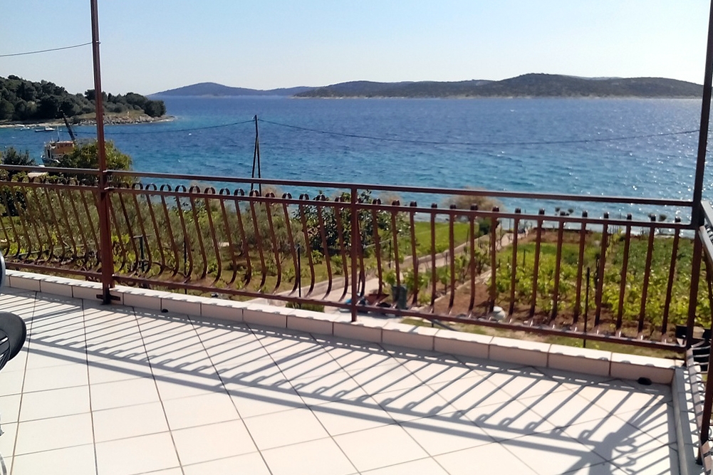 Jednosobni apartman uz plažu Šepurine, Prvić  A-a