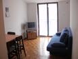 Šepurine, Living room in the apartment, air condition available, (pet friendly) and WiFi.