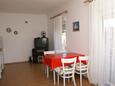 Brodarica, Eetkamer in the studio-apartment, air condition available, (pet friendly) en WiFi.