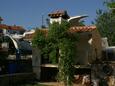 Brodarica, Šibenik, Courtyard 4239 - Apartments with pebble beach.