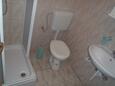 Koupelna Zablaće, Koupelna v ubytování typu studio-apartment, domácí mazlíčci povoleni a WiFi.
