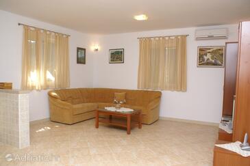 Supetar, Sala de estar in the apartment, air condition available y WiFi.