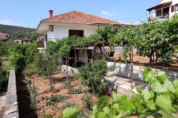 Property Vinišće, Trogir, Property 4276 - Apartments with pebble beach.
