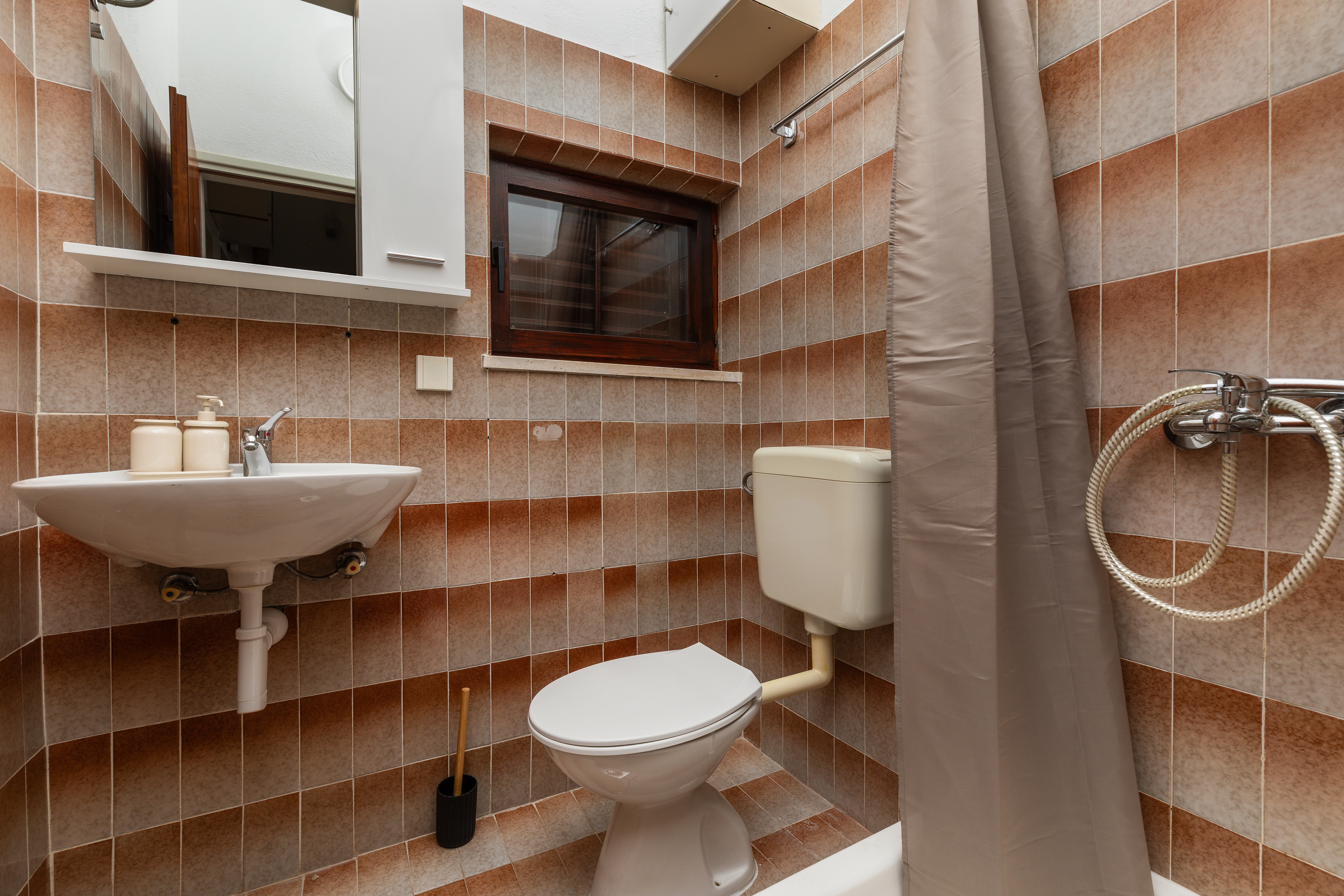 One bedroom apartment near beach Nemira, Omiš  A-a