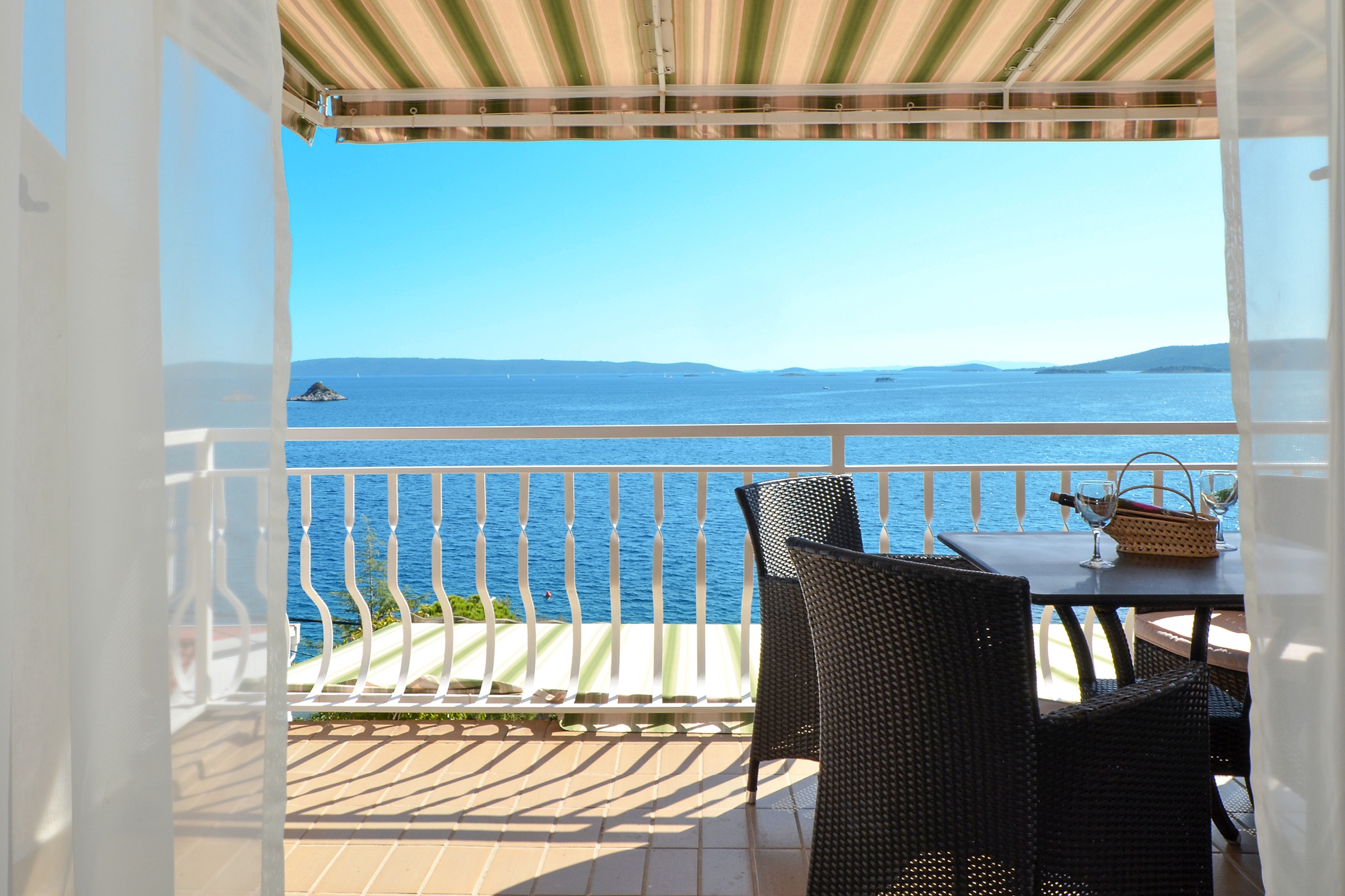One bedroom apartment with terrace and sea view Seget Vranjica, Trogir  A-b