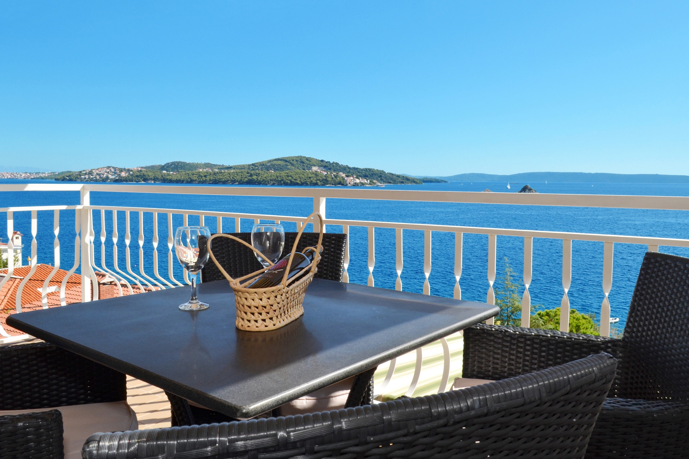 One bedroom apartment with terrace and sea view Seget Vranjica, Trogir  A-b