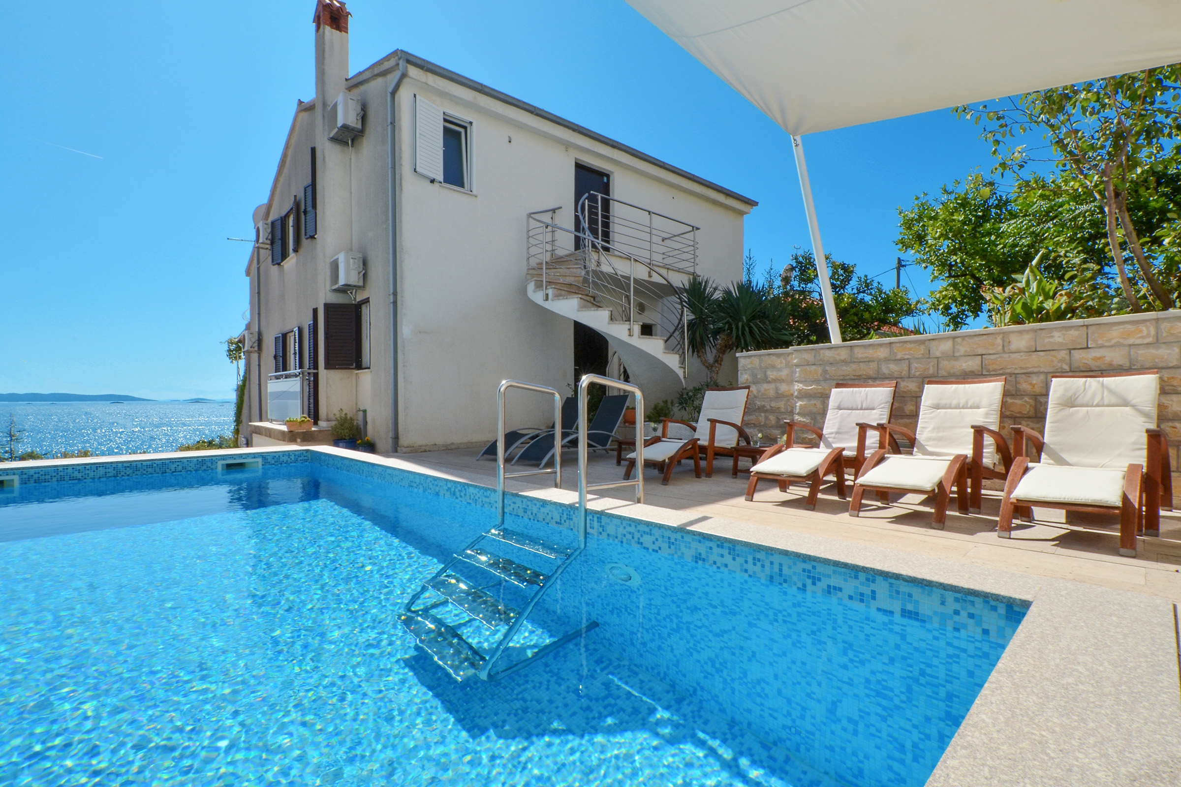 Dvosobni apartman s terasom i pogledom na more Seget Vranjica, Trogir  A-a