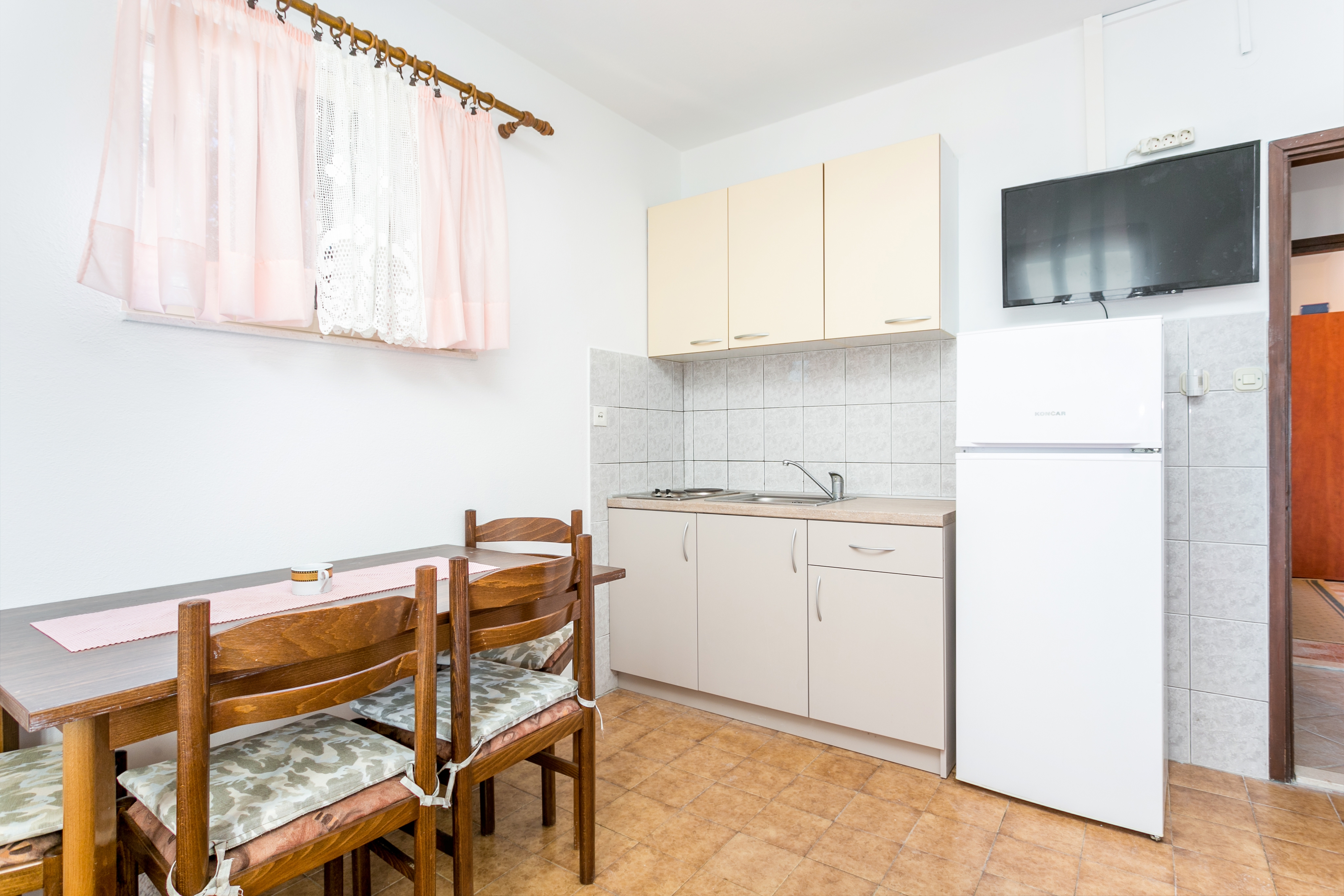 One bedroom apartment near beach Sevid, Trogir  A-c