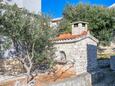 Sevid, Trogir, Tuin 4287 - Appartementen near sea with pebble beach.