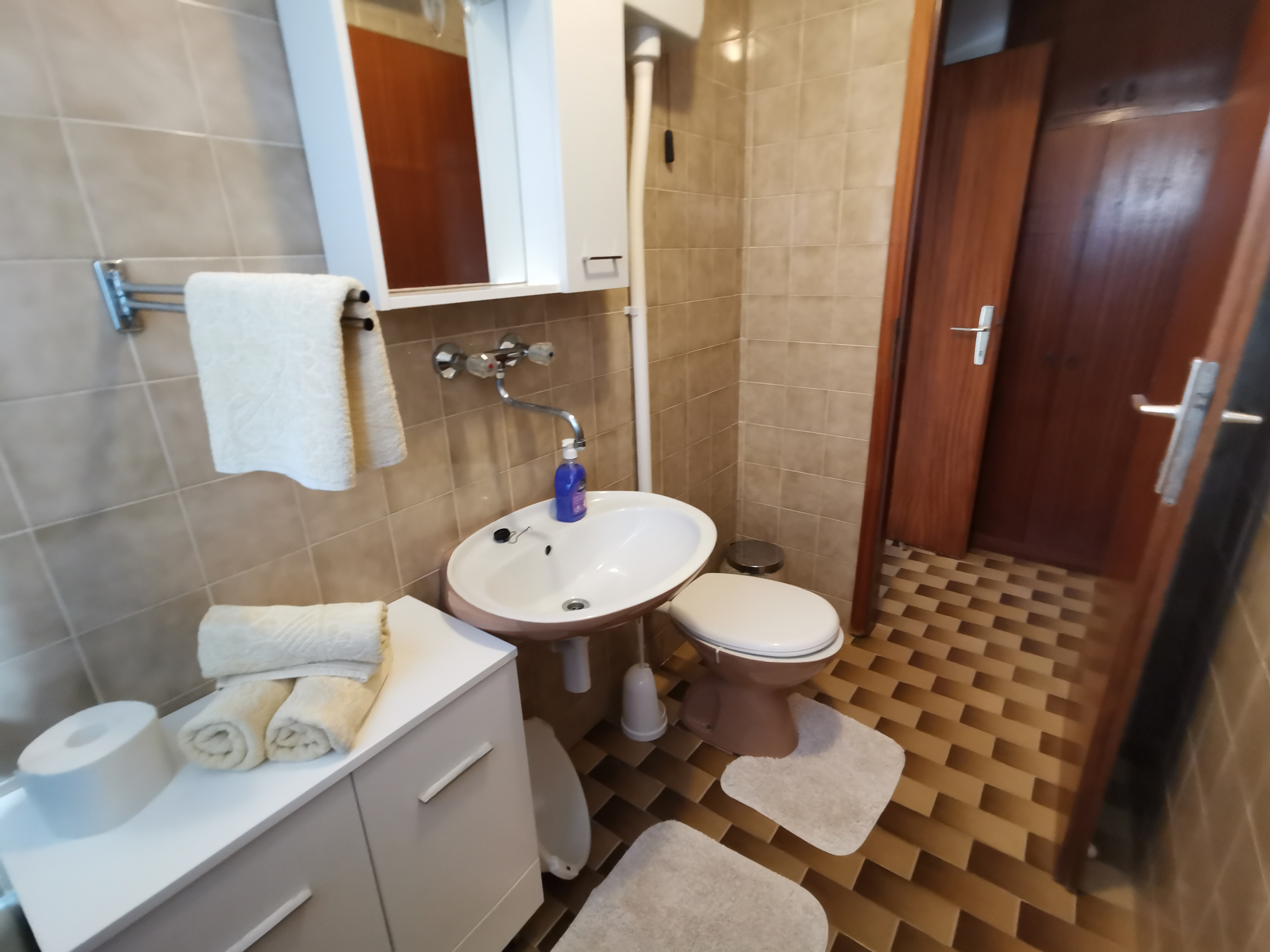 One bedroom apartment near beach Vinišće, Trogir  A-b