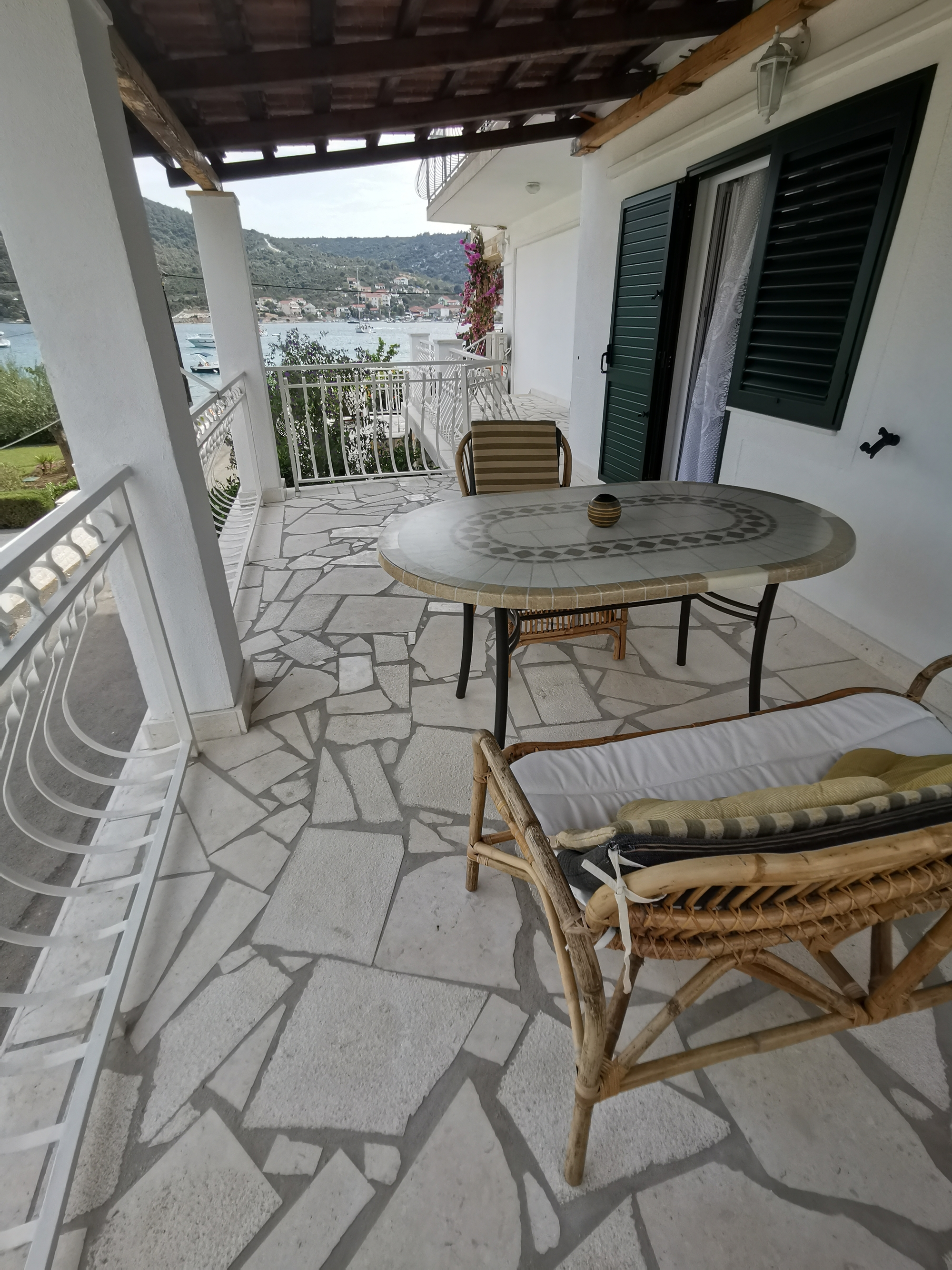 One bedroom apartment near beach Vinišće, Trogir  A-b