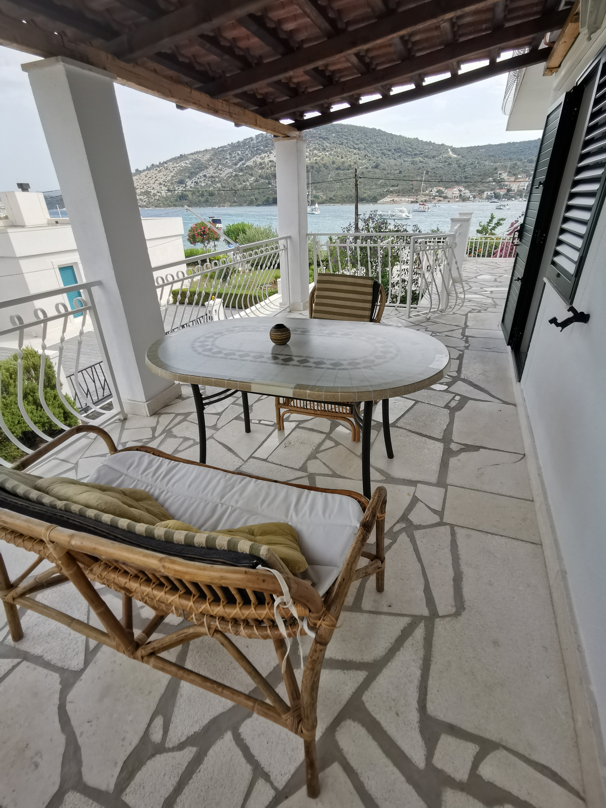 One bedroom apartment near beach Vinišće, Trogir  A-b