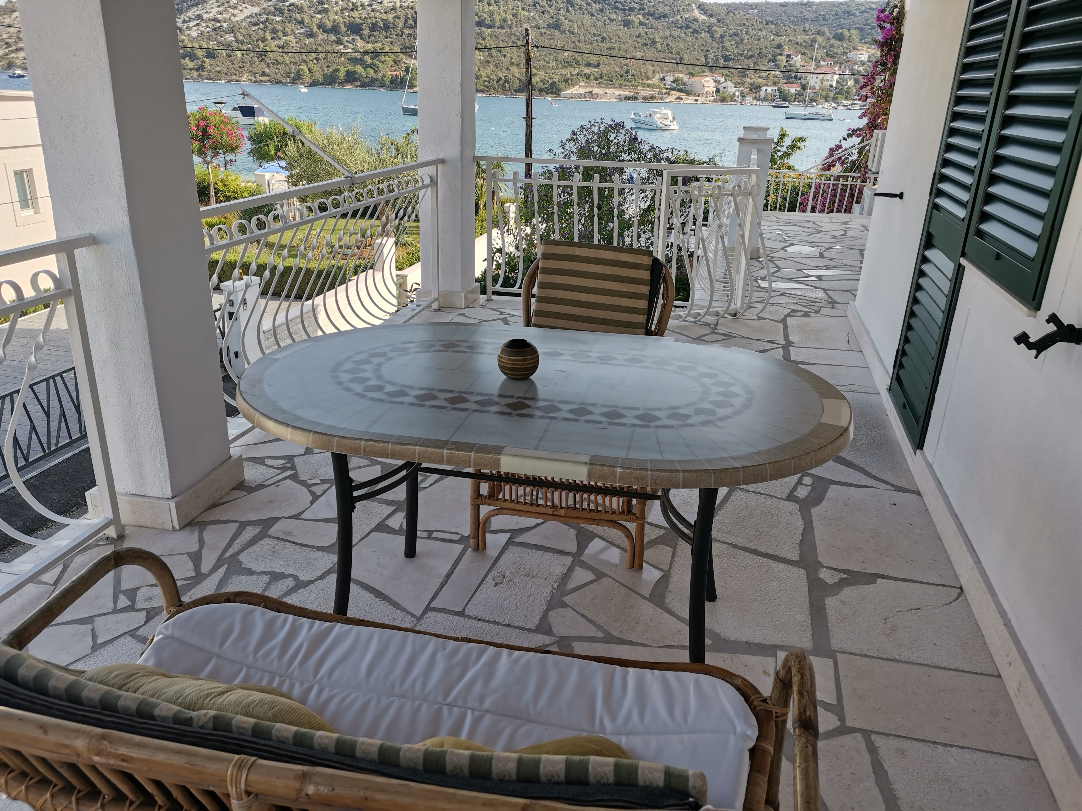 One bedroom apartment near beach Vinišće, Trogir  A-b