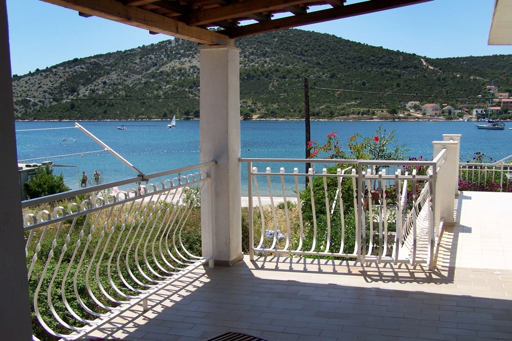 One bedroom apartment near beach Vinišće, Trogir  A-b