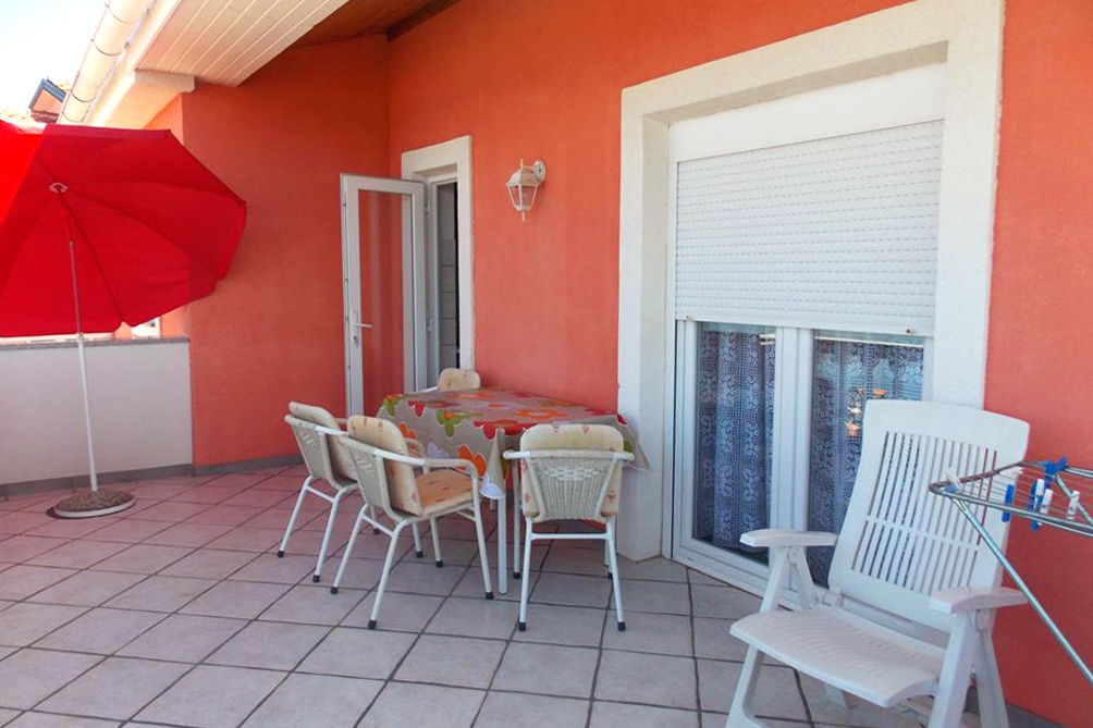 Two bedroom apartment with terrace and sea view Vrbnik, Krk  A-a