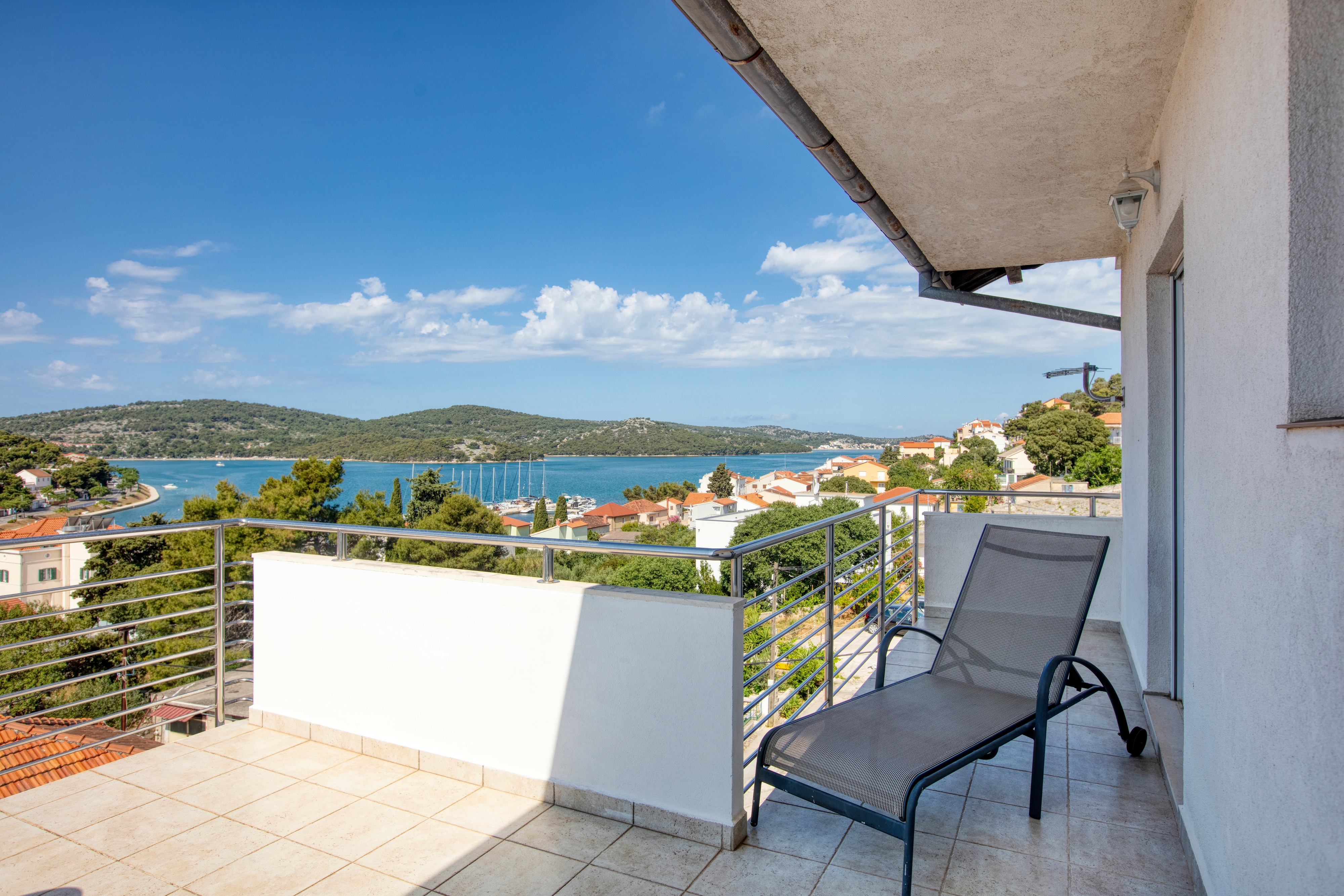 One bedroom apartment with terrace and sea view Tisno, Murter  A-c