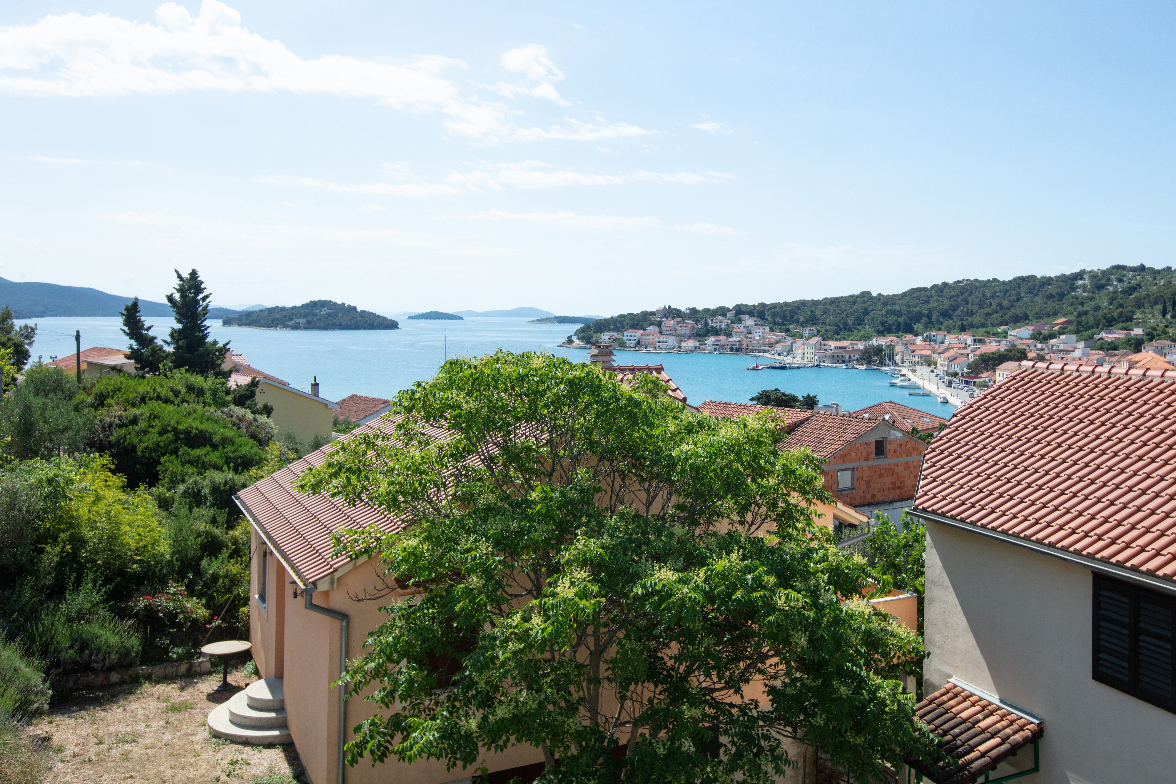 One bedroom apartment with terrace and sea view Tisno, Murter  A-c