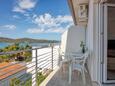 Tisno, Balcony in the apartment, with a sea view, (pet friendly) and WiFi.