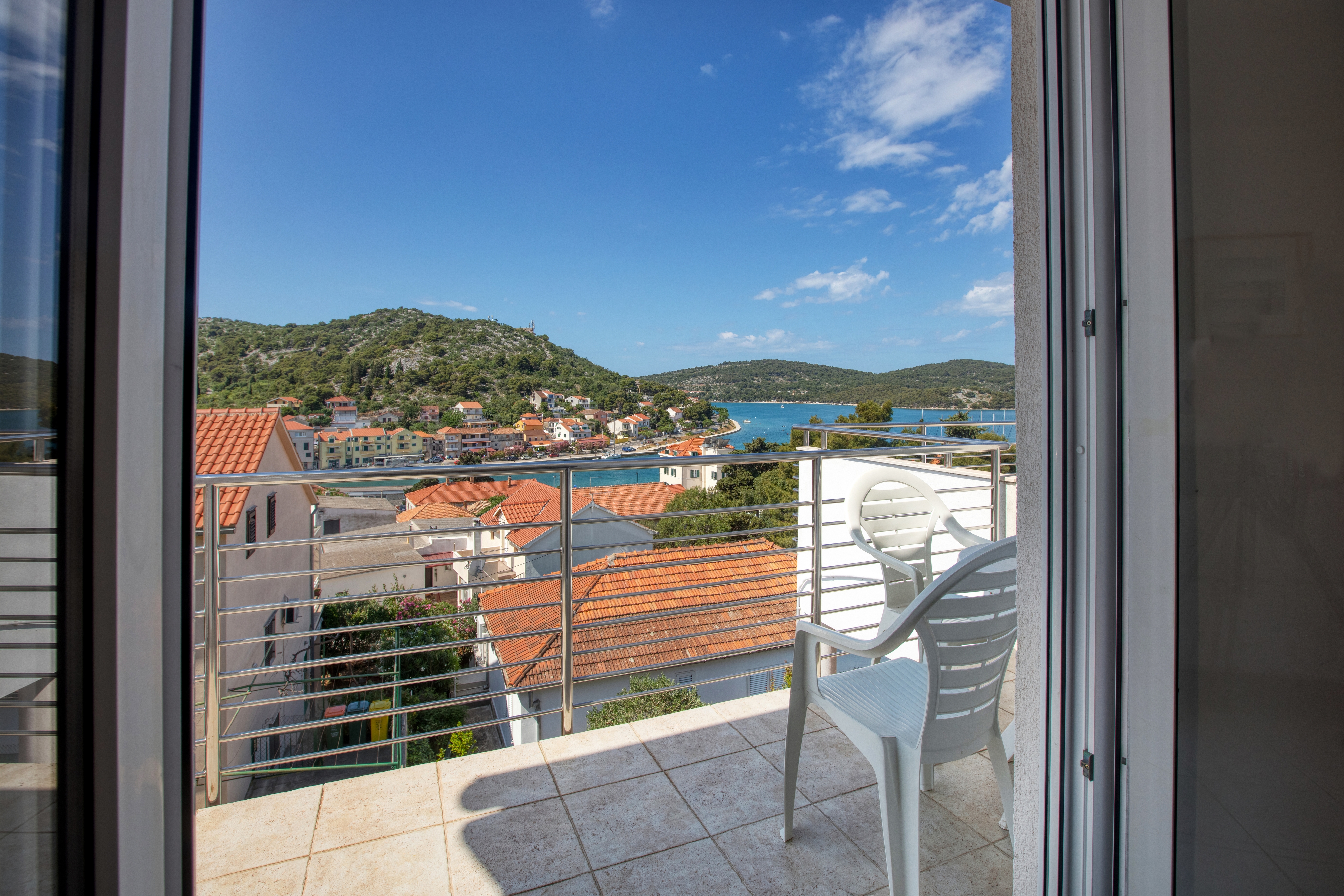 One bedroom apartment with balcony and sea view Tisno, Murter  A-d