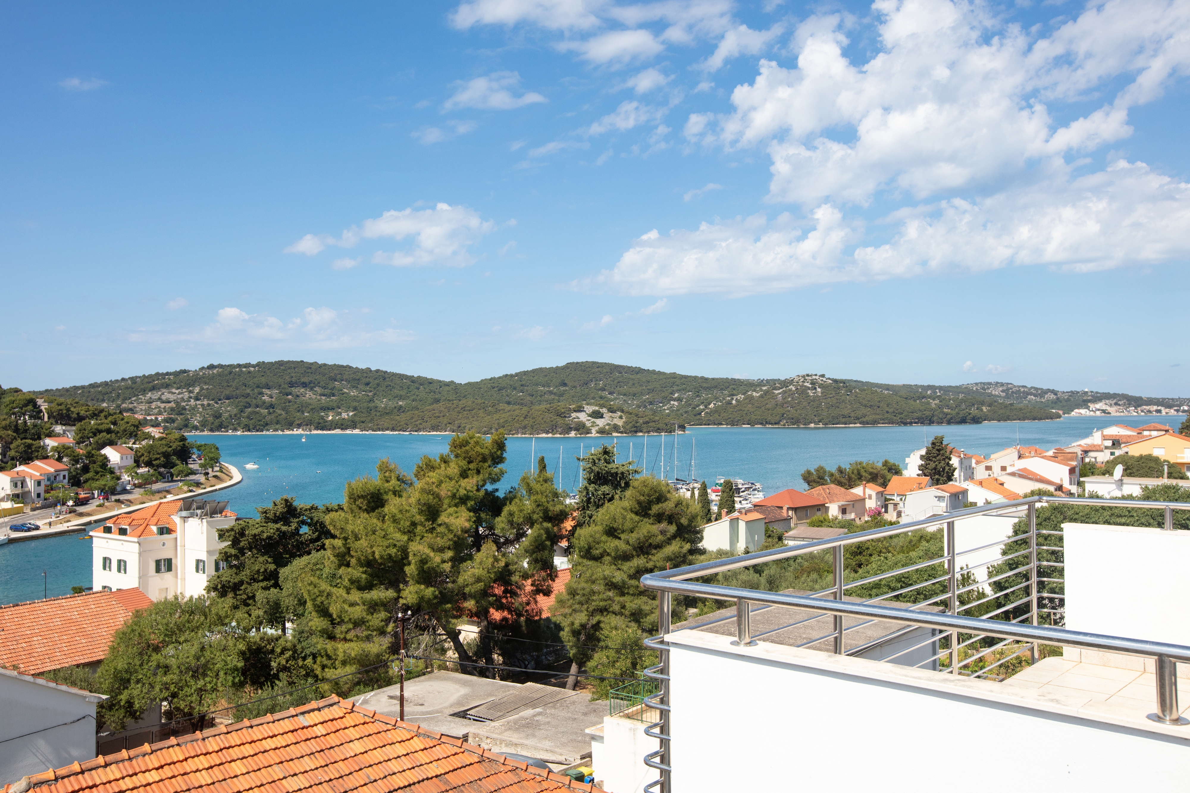 One bedroom apartment with balcony and sea view Tisno, Murter  A-d