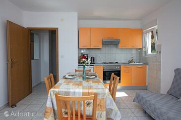 Tisno, Eetkamer in the apartment, air condition available, (pet friendly) en WiFi.