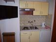 Sveti Filip i Jakov, Keuken in the studio-apartment, air condition available en WiFi.