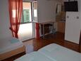 Sveti Filip i Jakov, Dining room in the studio-apartment, air condition available and WiFi.