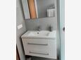 Sveti Filip i Jakov, Bathroom in the studio-apartment, WiFi.