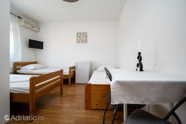 Biograd na Moru, Dormitorio in the room, air condition available y WiFi.