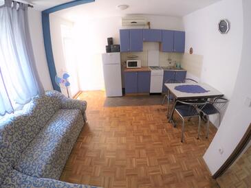 Biograd na Moru, Eetkamer in the apartment, air condition available en WiFi.