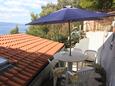 Marušići, Terrasse dans l’hébergement en type house, avec la vue sur la mer.