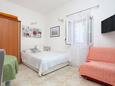 Ražanj, Dormitorio in the studio-apartment, air condition available, (pet friendly) y WiFi.