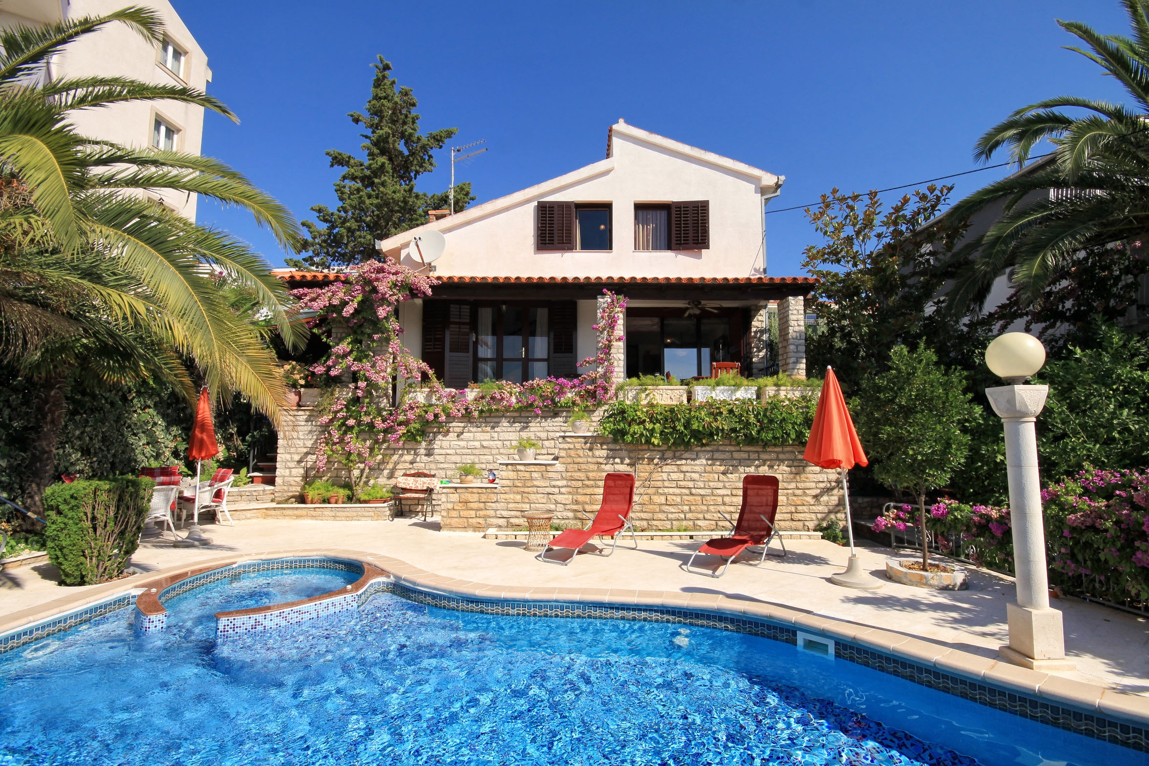 Three bedroom house with terrace and sea view Seget Vranjica, Trogir  K
