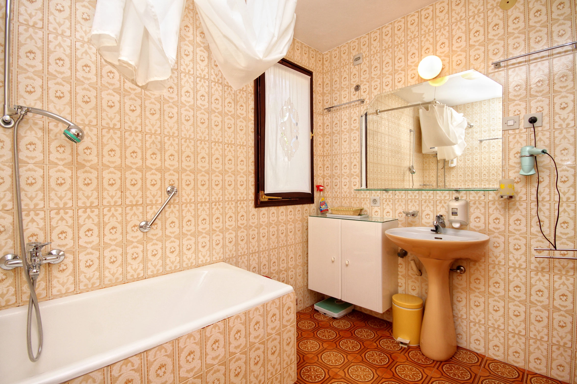 Three bedroom house with terrace and sea view Seget Vranjica, Trogir  K