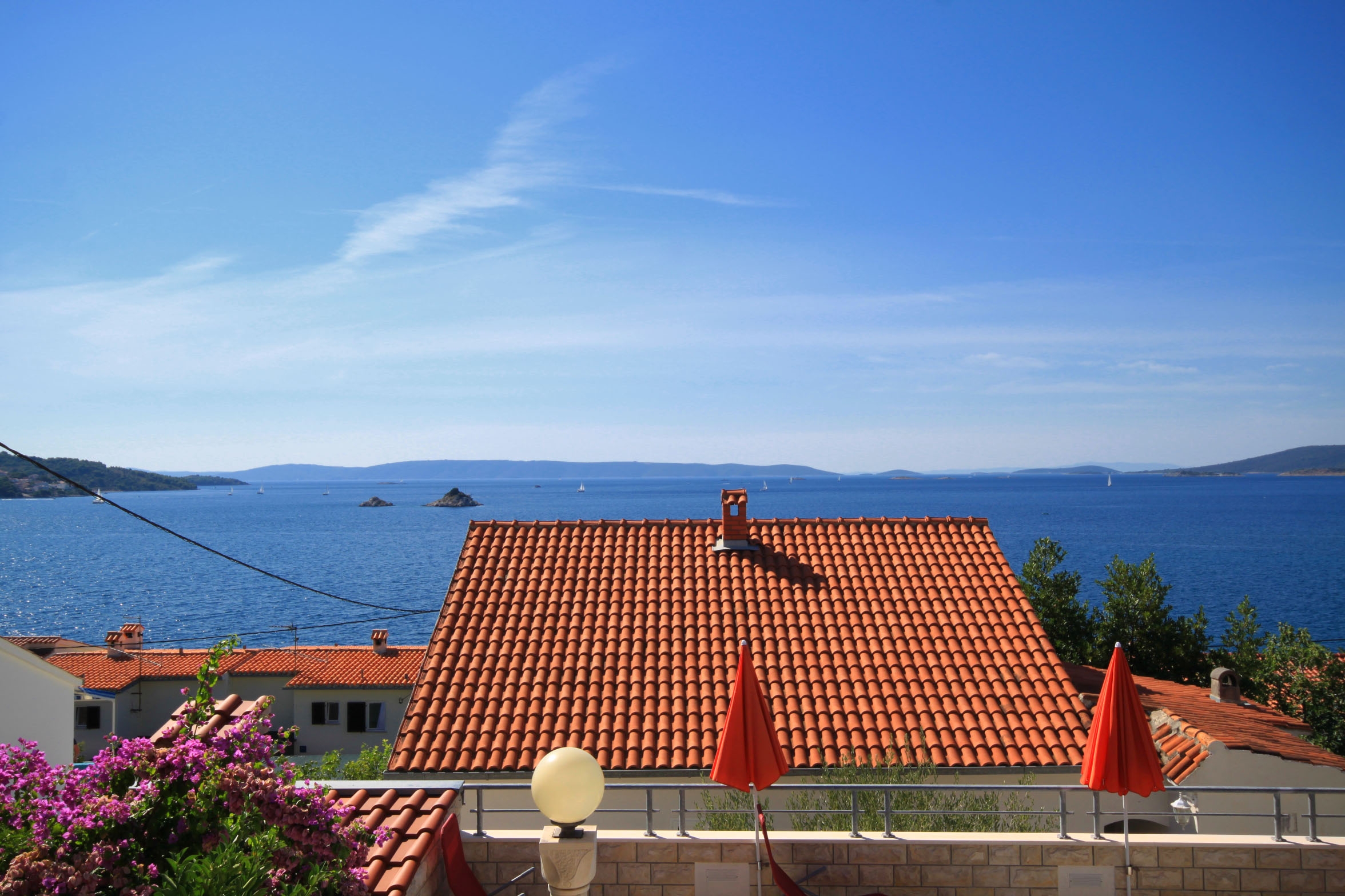 Three bedroom house with terrace and sea view Seget Vranjica, Trogir  K