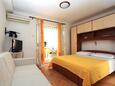 Ložnice Podgora, Ložnice v ubytování typu studio-apartment, s klimatizací a WiFi.