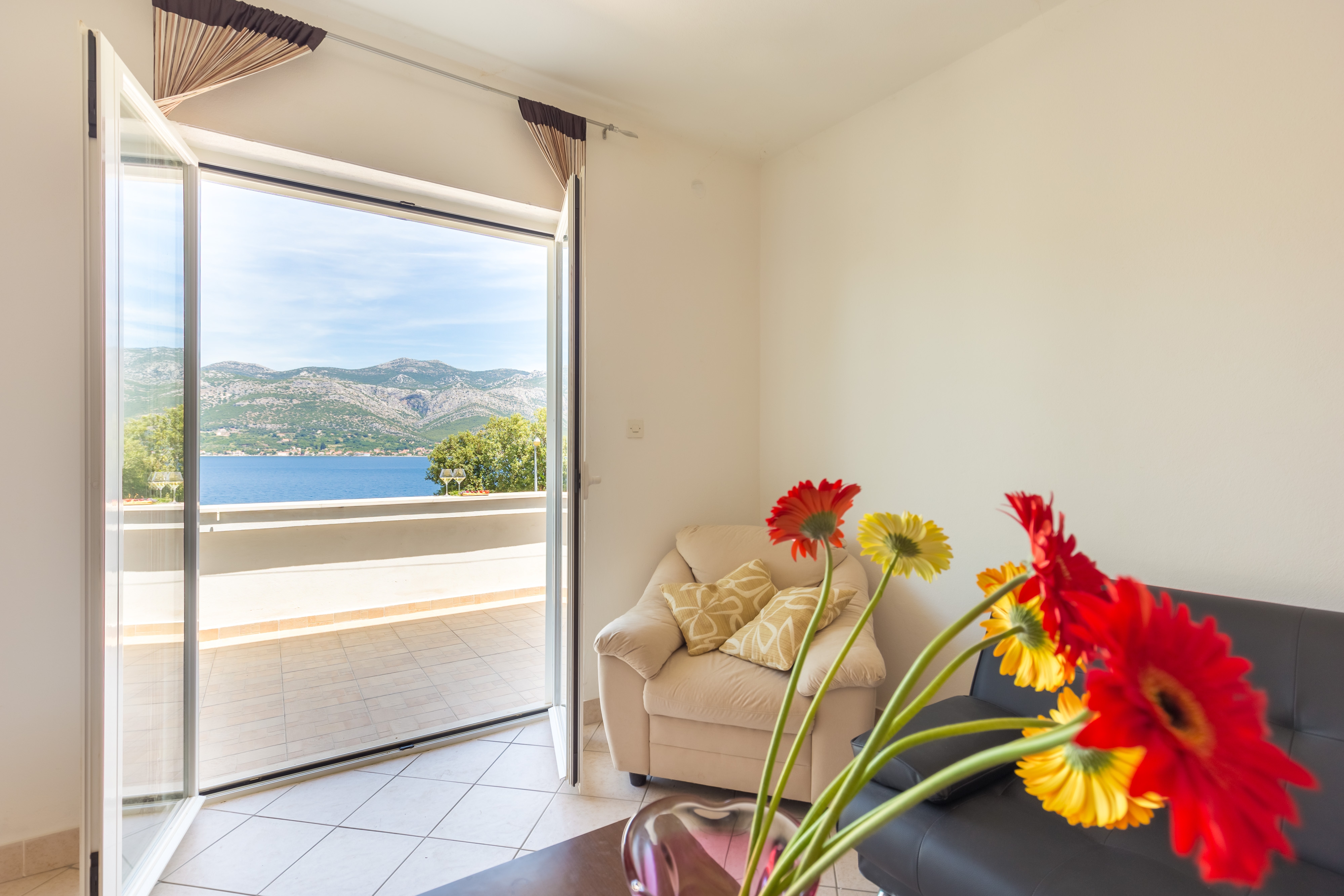Two bedroom apartment with terrace and sea view Tri Žala, Korčula (A-4346-a)