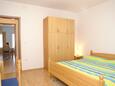 Korčula, Bedroom in the apartment, air condition available, (pet friendly) and WiFi.