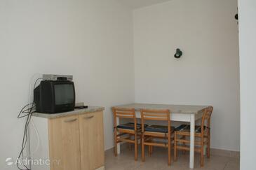 Dining room Tri Žala, Dining room in the studio-apartment, dostupna klima, dopusteni kucni ljubimci i WIFI.