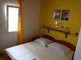 Ložnice Račišće, Ložnice v ubytování typu studio-apartment, s klimatizací, domácí mazlíčci povoleni a WiFi.