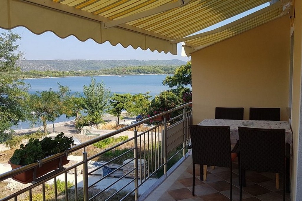 One bedroom apartment near beach Veli Rat, Dugi otok (A-437-a) One bedroom apartment near beach Veli Rat, Dugi otok (A-437-a)