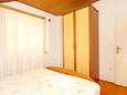 Lumbarda, Bedroom in the apartment, (pet friendly) and WiFi.
