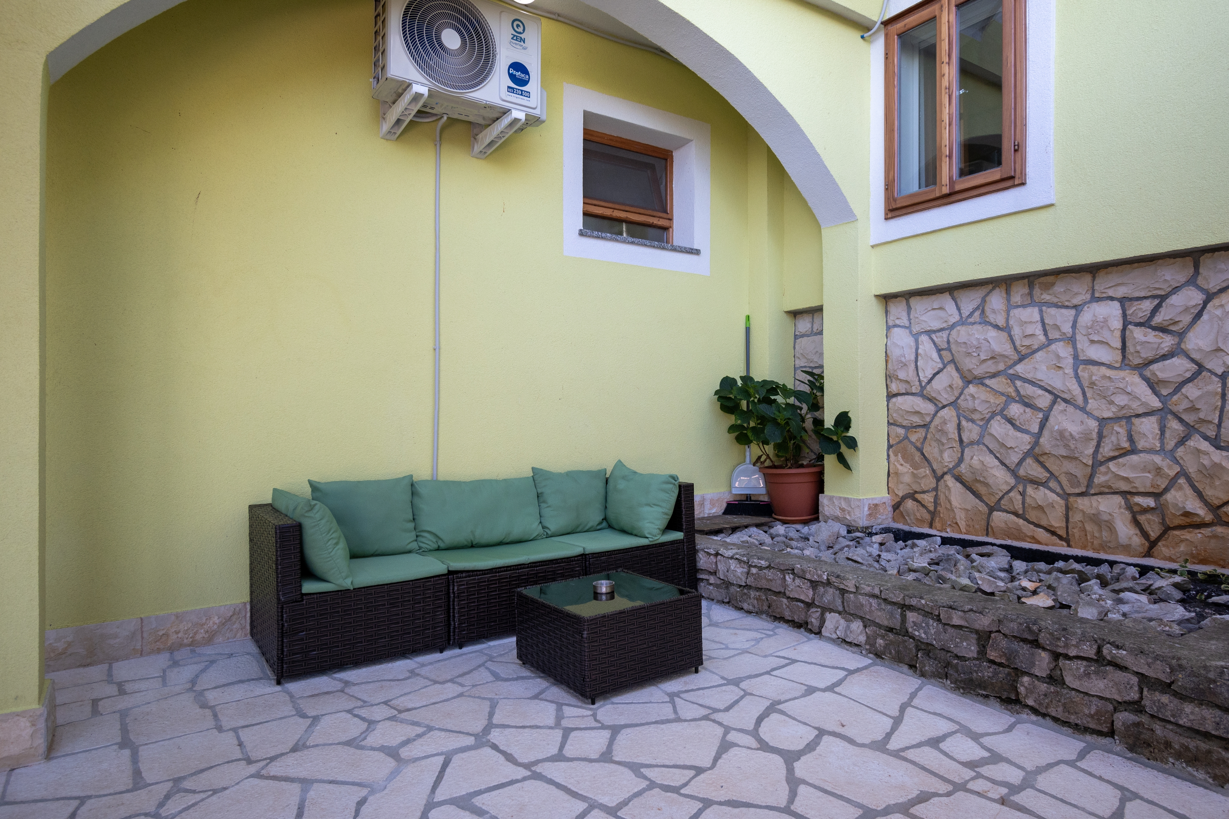 Two bedroom apartment near beach Veli Rat, Dugi otok  A-a