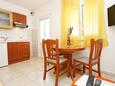 Lumbarda, Dining room in the apartment, (pet friendly) and WiFi.