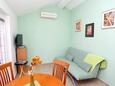 Lumbarda, Sala de estar in the apartment, air condition available, (pet friendly) y WiFi.